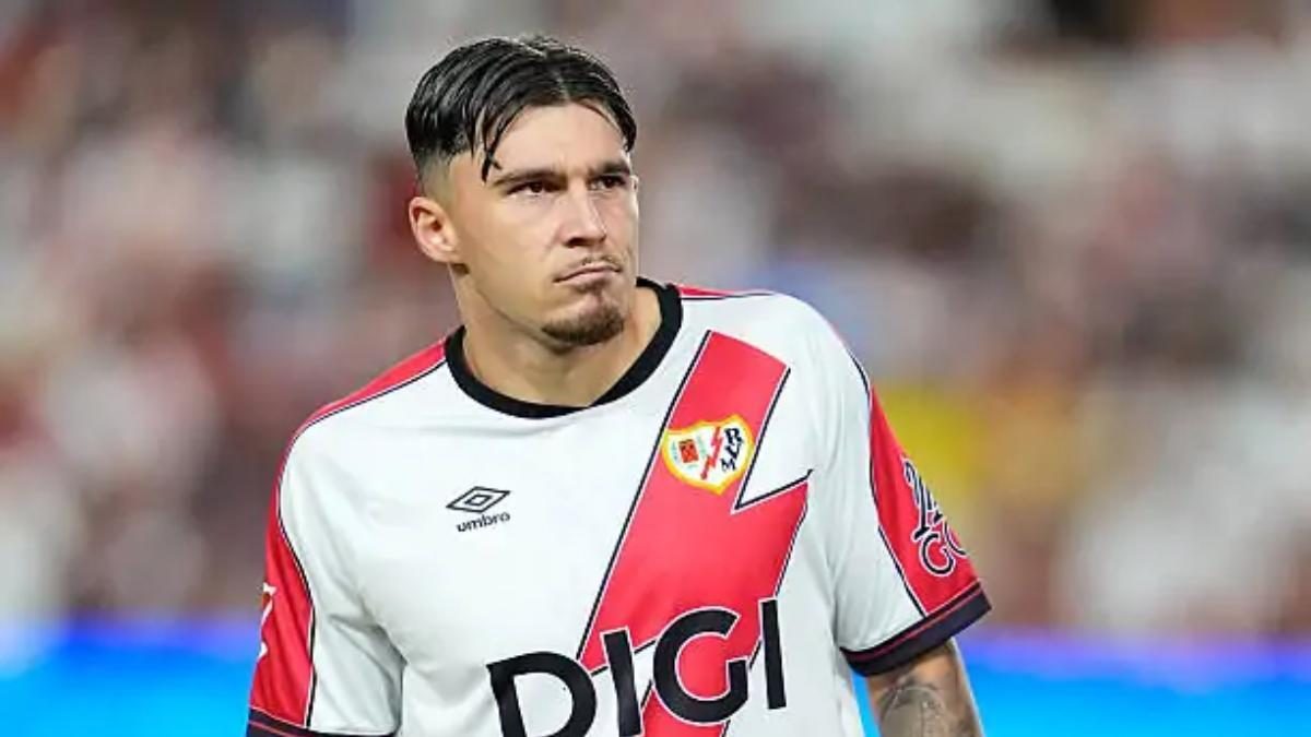 Andrei Ratiu during a match with Rayo Vallecano