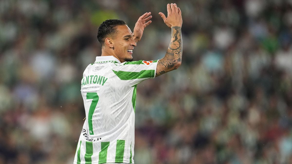 Antony during a match wearing the Real Betis jersey