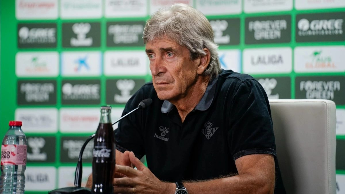 Manuel Pellegrini durante una rueda de prensa con el Real Betis