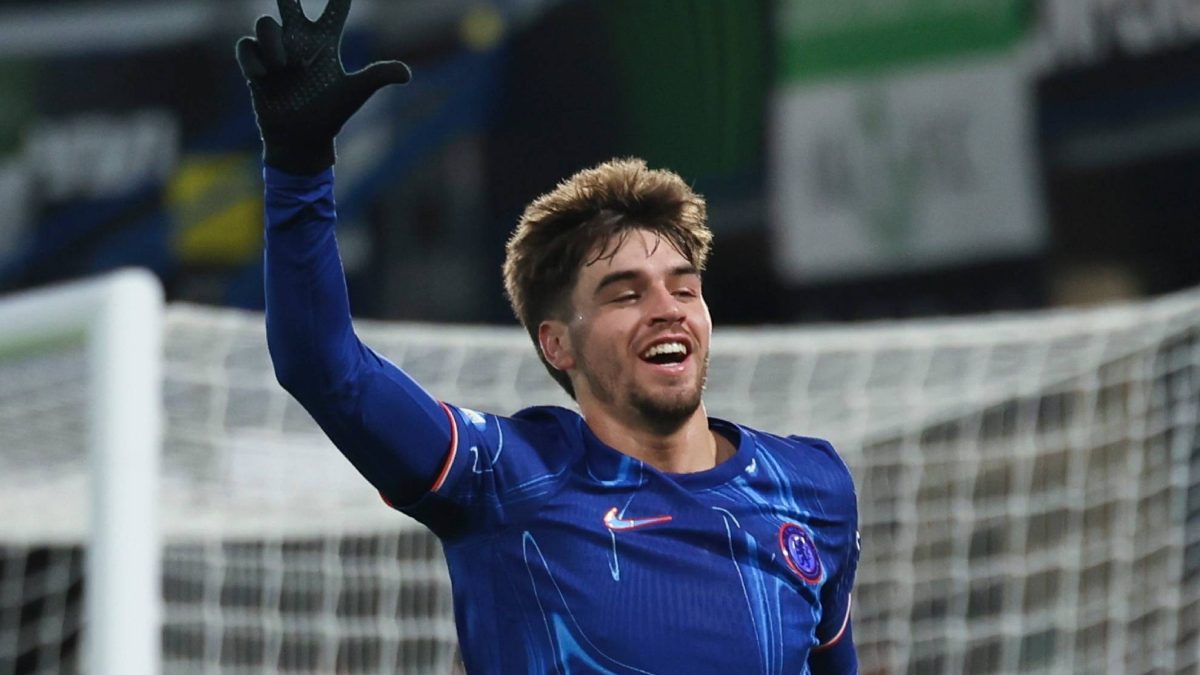Marc Guiu celebra un gol anotado con el Chelsea