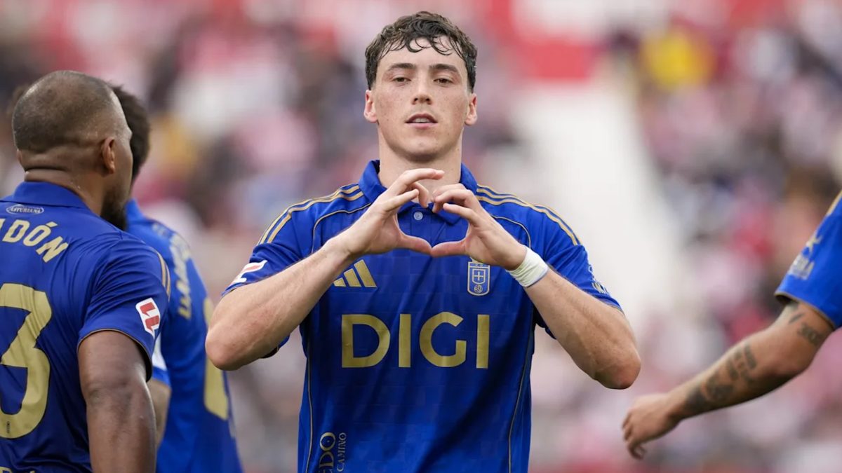 Fede Viñas celebrating a goal scored with Real Oviedo