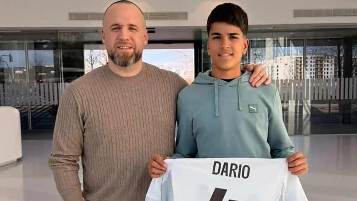 Darío Pérez posa con los colores del Real Madrid