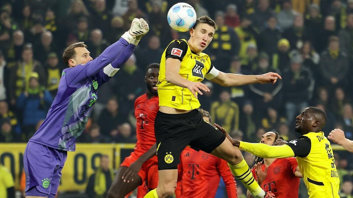 Nico Schlotterbeck durante un partido con el Borussia Dortmund