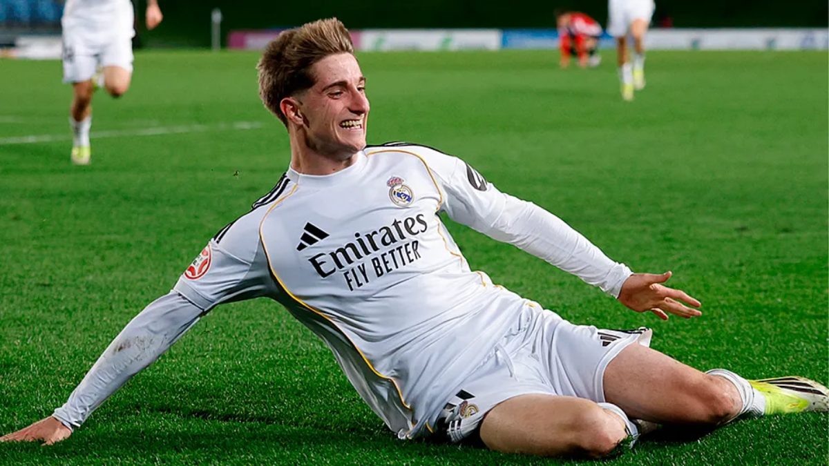 César Palacios celebra un gol anotado con el filial del Real Madrid