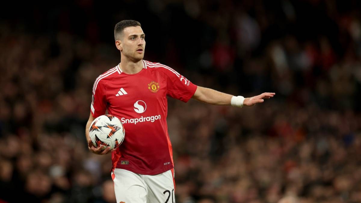 Diogo Dalot durante un partido con el Manchester United