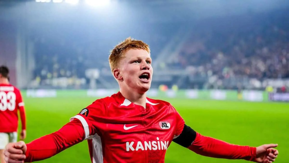 Kees Smit celebra un gol anotado con el AZ Alkmaar