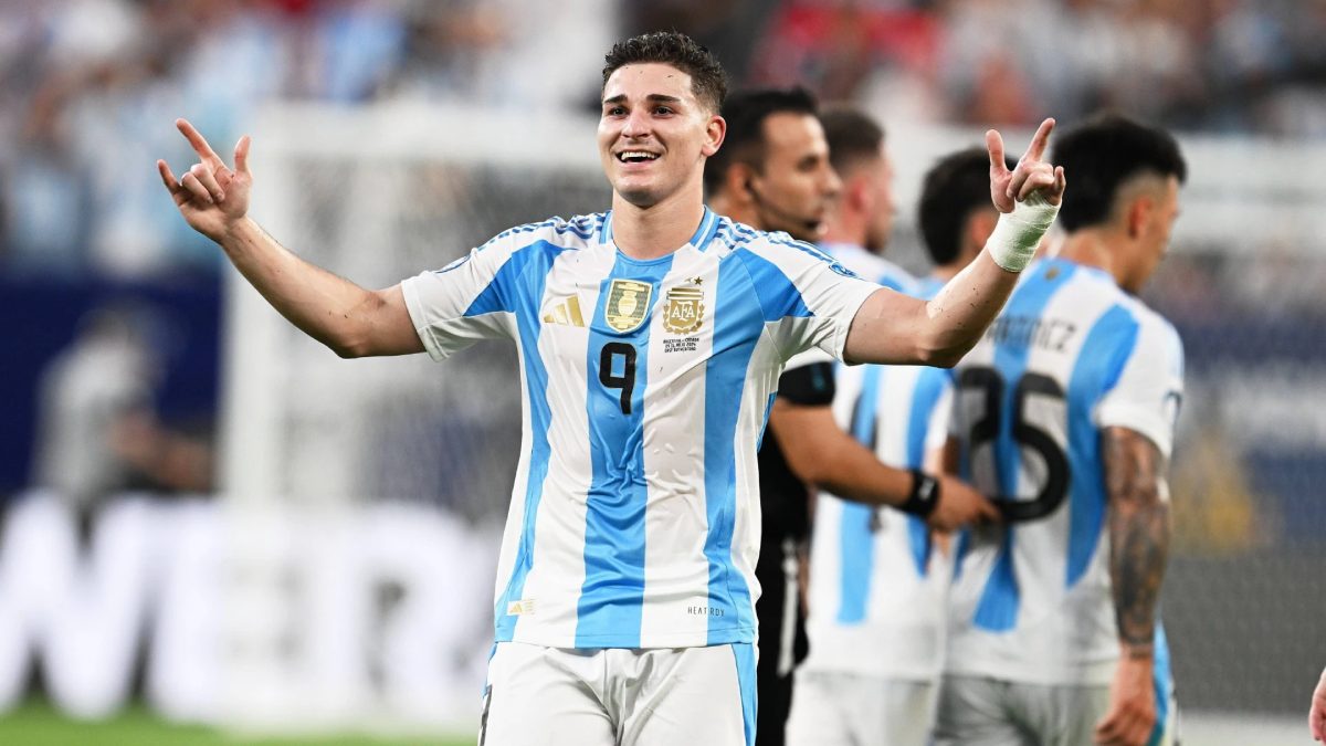 Julián Álvarez celebra un gol marcado con la selección argentina