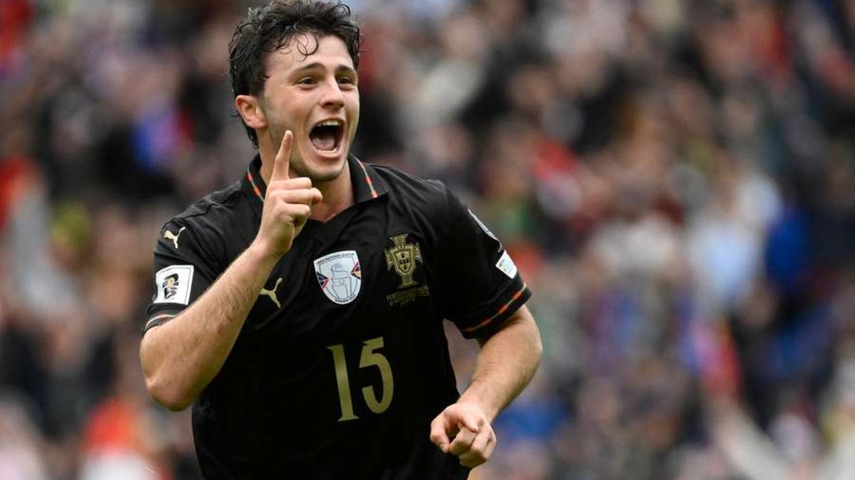 Joao Neves celebra un gol anotado con la selección de Portugal