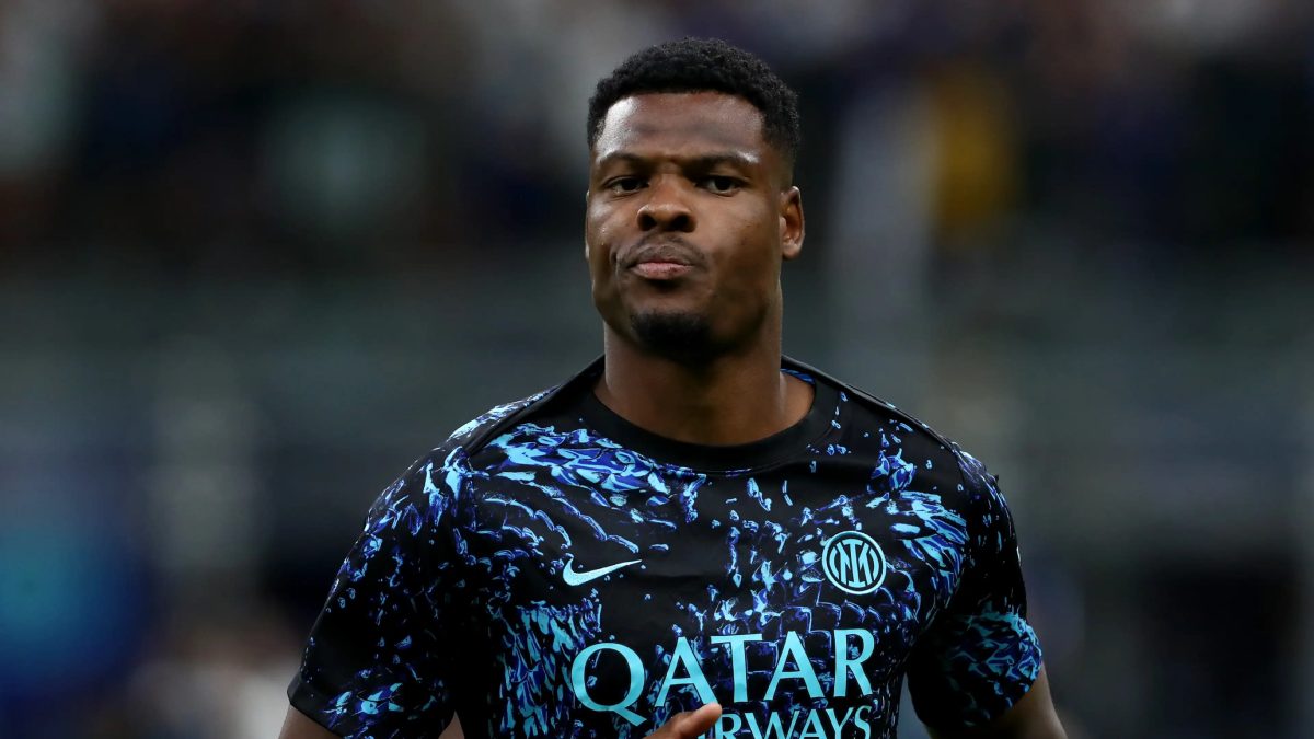 Denzel Dumfries antes de un partido del Inter de Milán