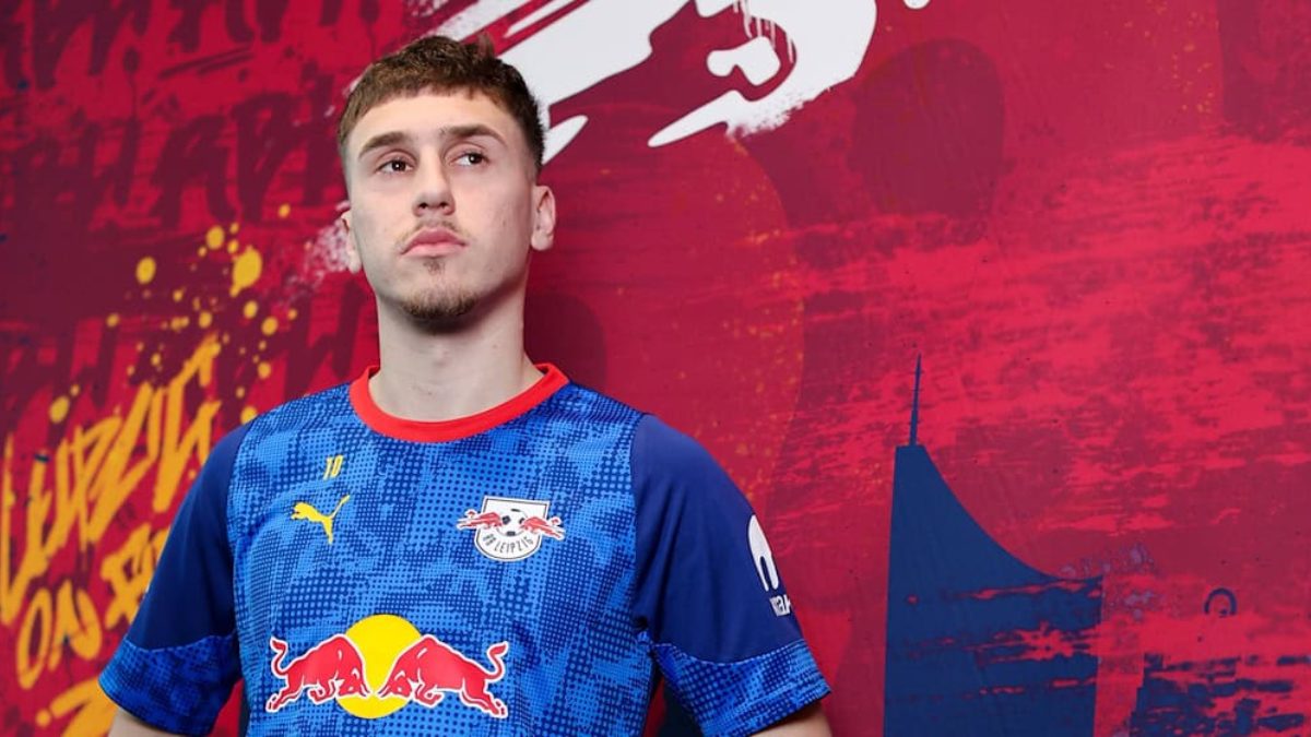 Brajan Gruda durante su presentación con el RB Leipzig