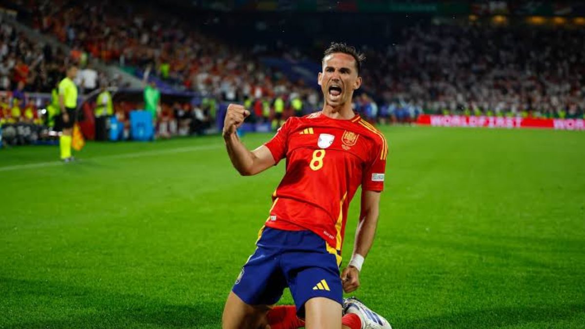 Fabián Ruiz celebra un gol con España