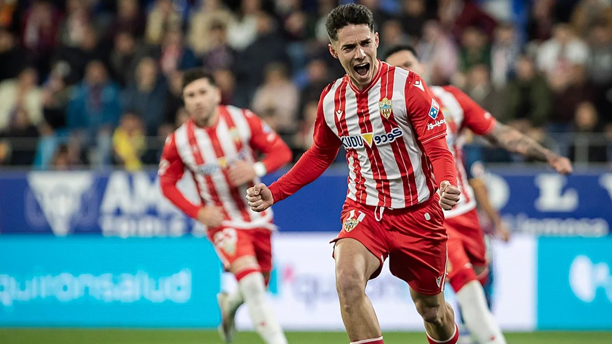 Sergio Arribas celebra un gol anotado con el Almería