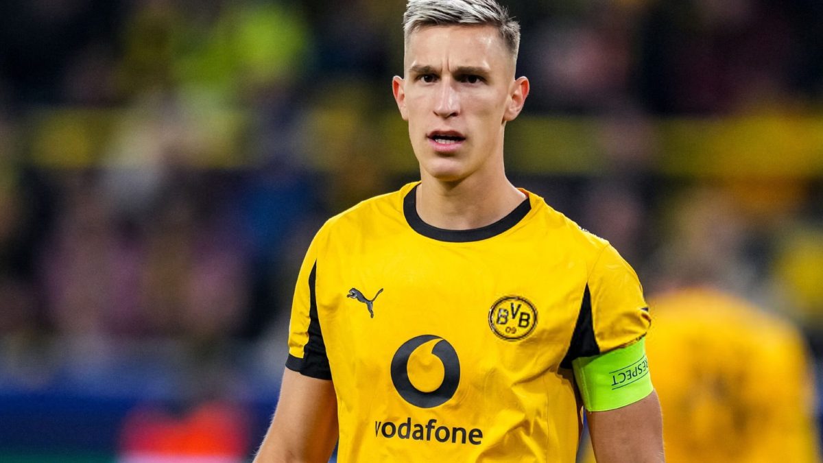 Nico Schlotterbeck durante un partido con el Borussia Dortmund