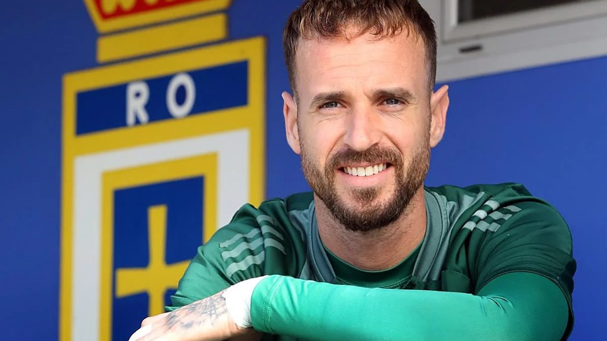 Aarón Escandell posa con el escudo del Real Oviedo