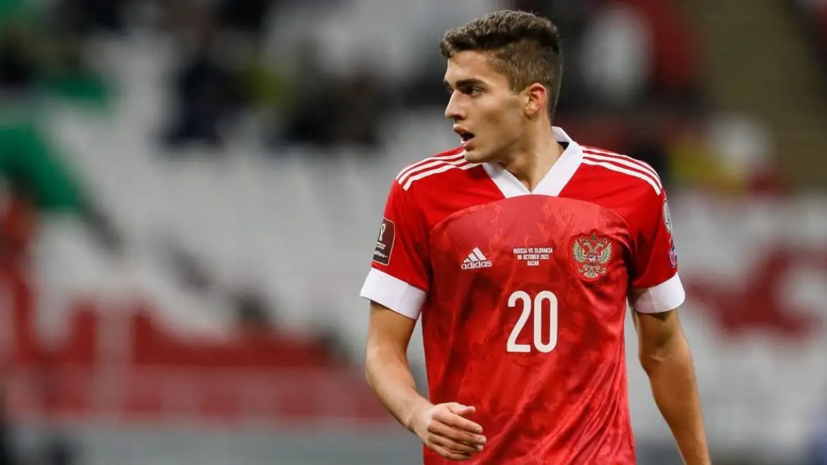 Arsen Zakharyan durante un partido con la selección de Rusia