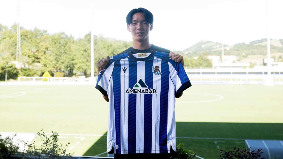 Kazunari Kita posa con los colores de la Real Sociedad