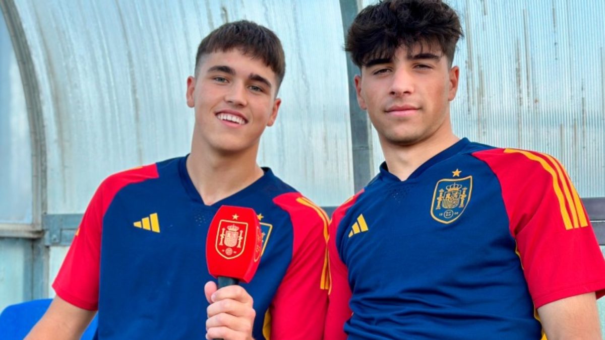 Jon Martín junto a Pau Cubarsí con los colores de España