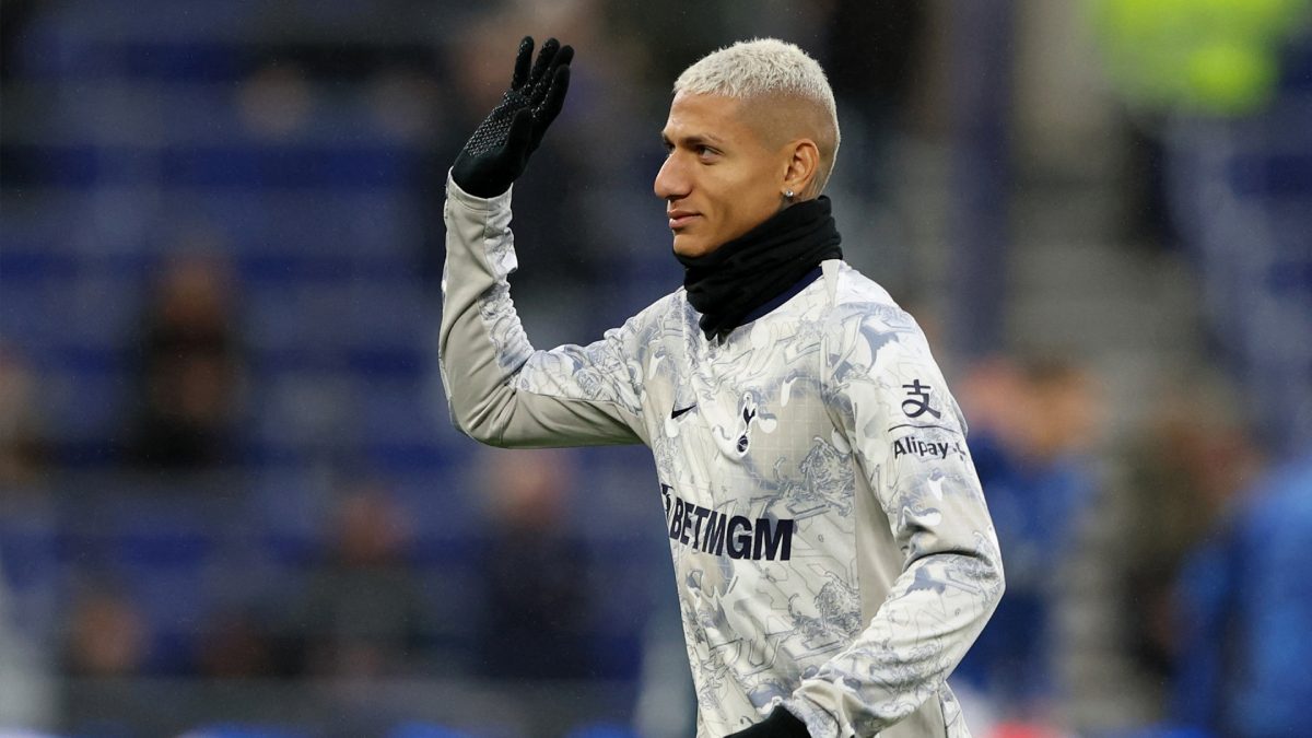 Richarlison durante un calentamiento con el Tottenham