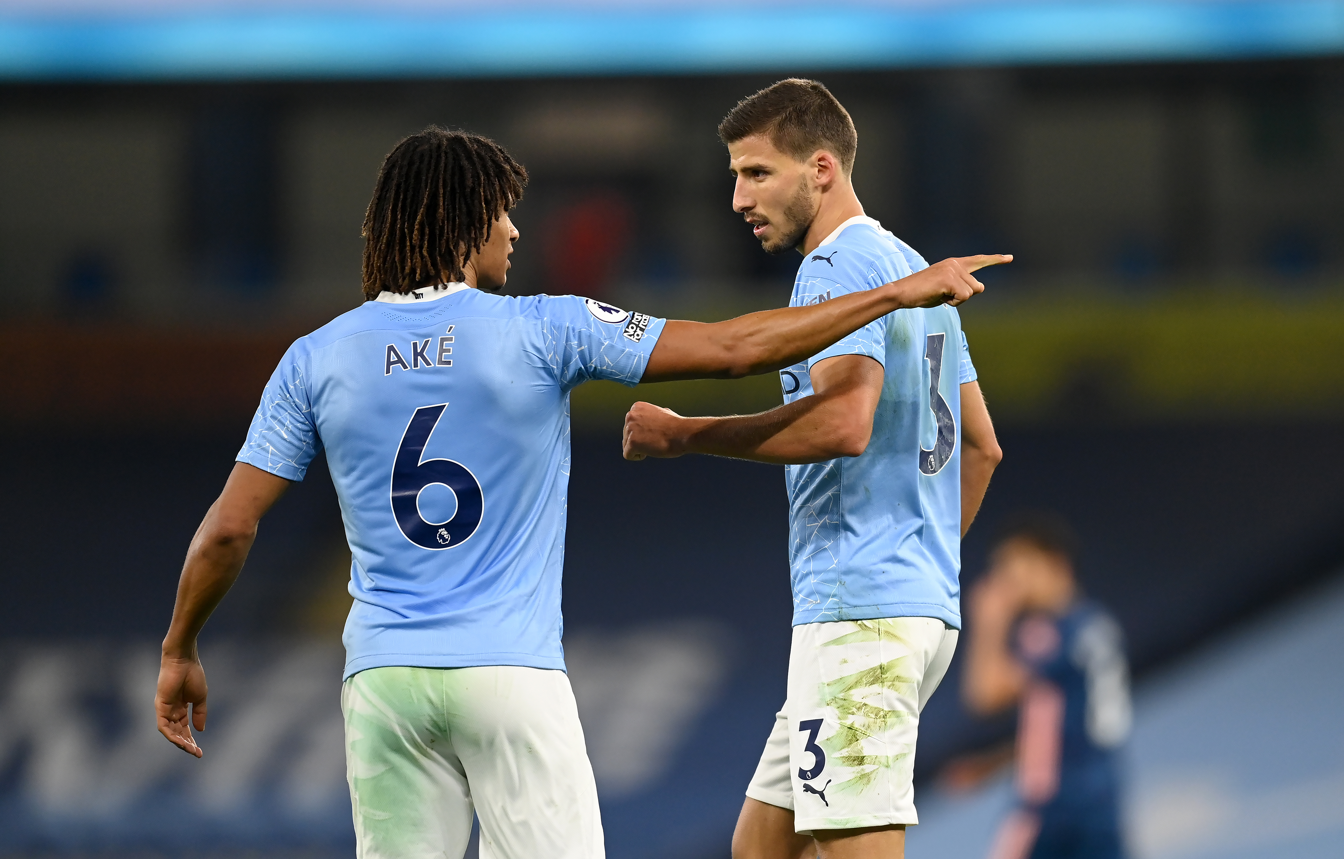 Aké giving instructions to Ruben Dias