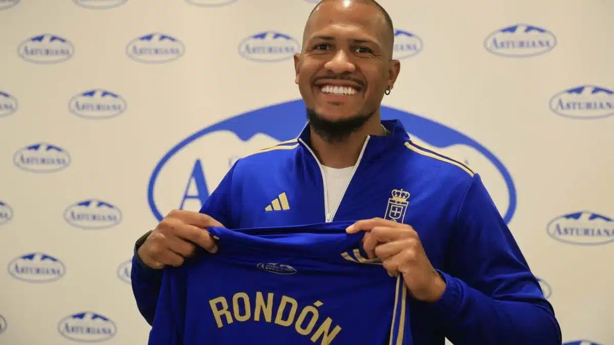 Salomón Rondón posing in Real Oviedo colors