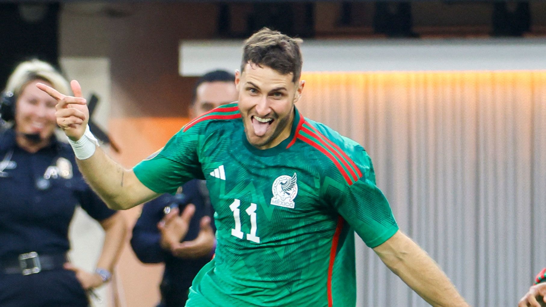 Santiago Giménez se marcha del Milán
