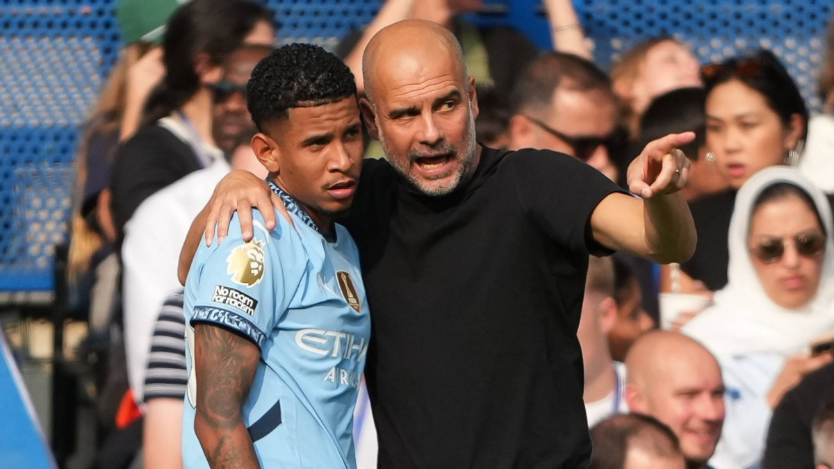 Savinho junto a Pep Guardiola