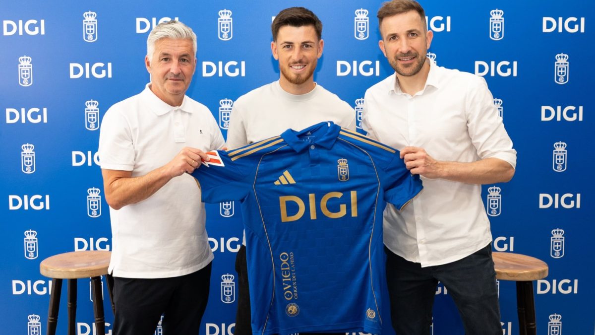 Alberto Reina during his presentation with Real Oviedo
