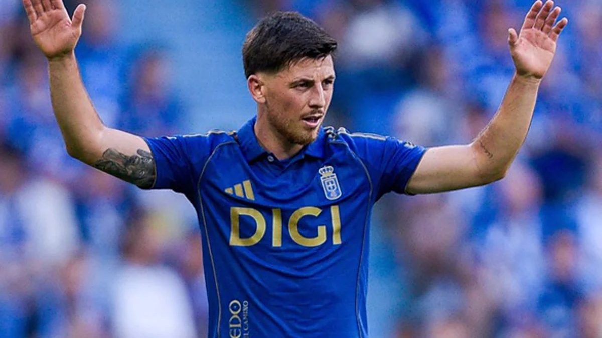 Alberto Reina during a match of Real Oviedo