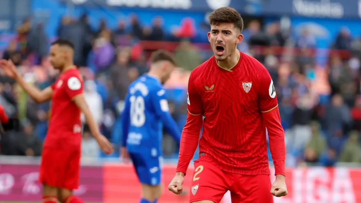 Kike Salas celebrating a goal scored with Sevilla
