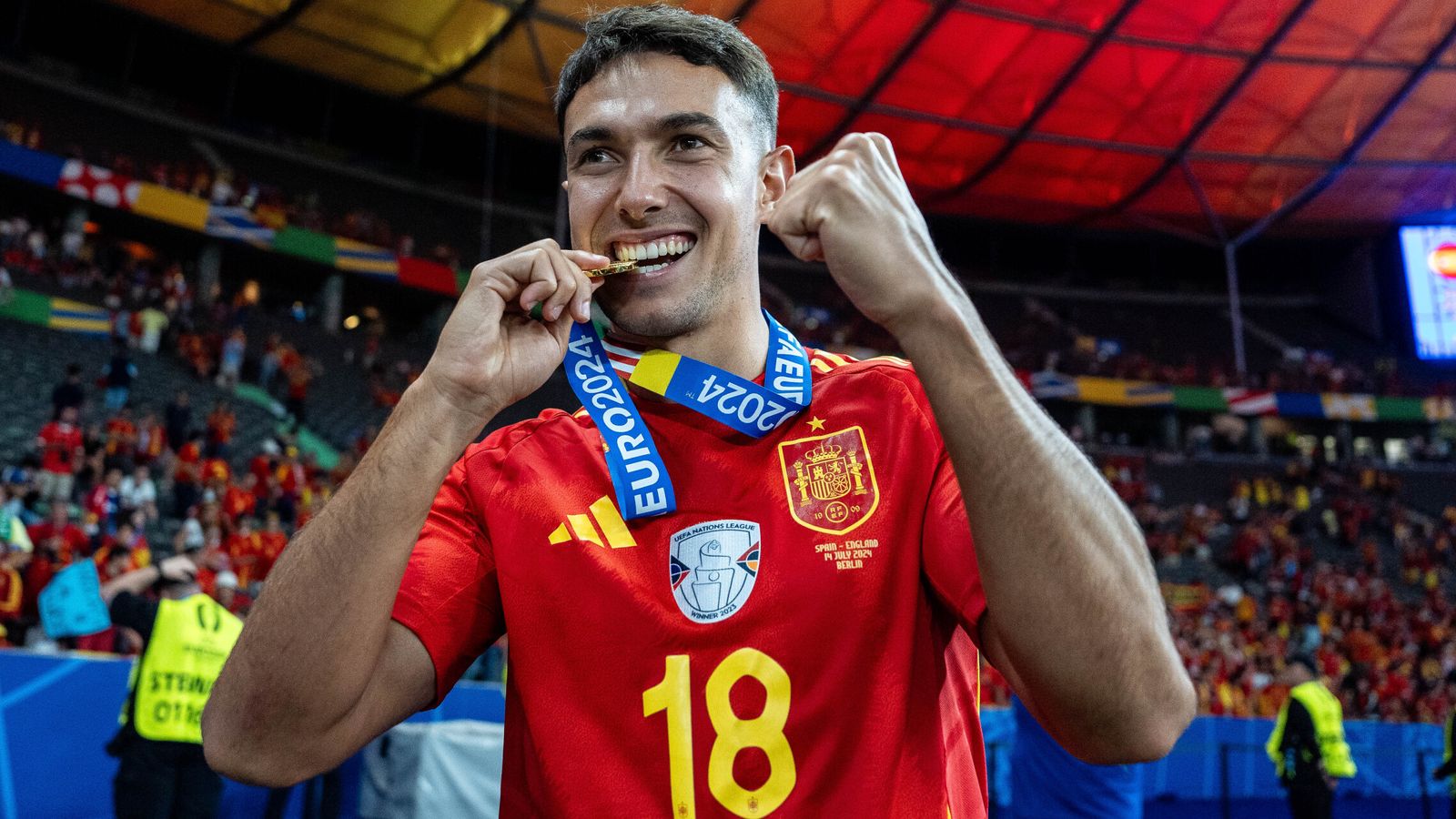 Martín Zubimendi celebra la Eurocopa con España / Getty Images