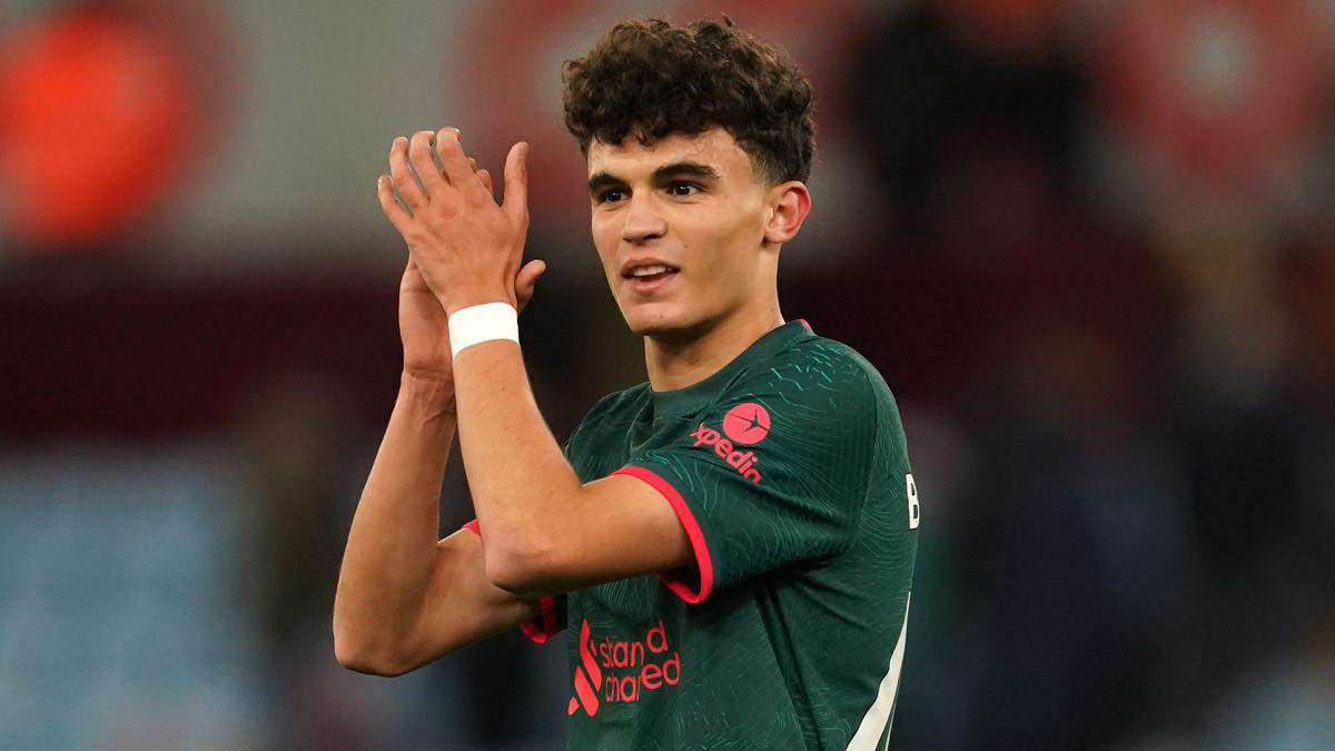 Stefan Bajcetic durante un partido con el Liverpool