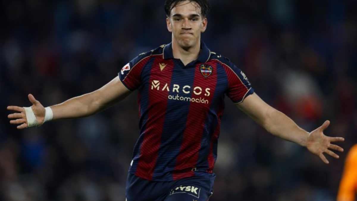 Carlos Espí celebra un gol anotado con el Levante
