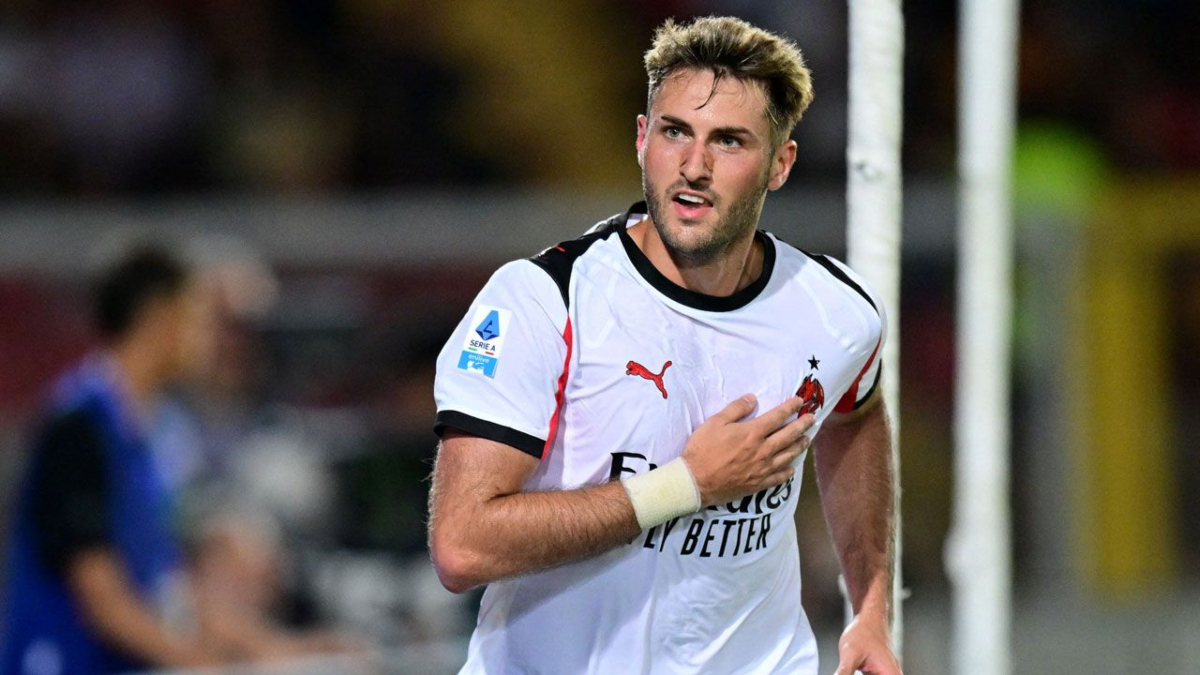 Santiago Giménez celebra un gol anotado con el Milan