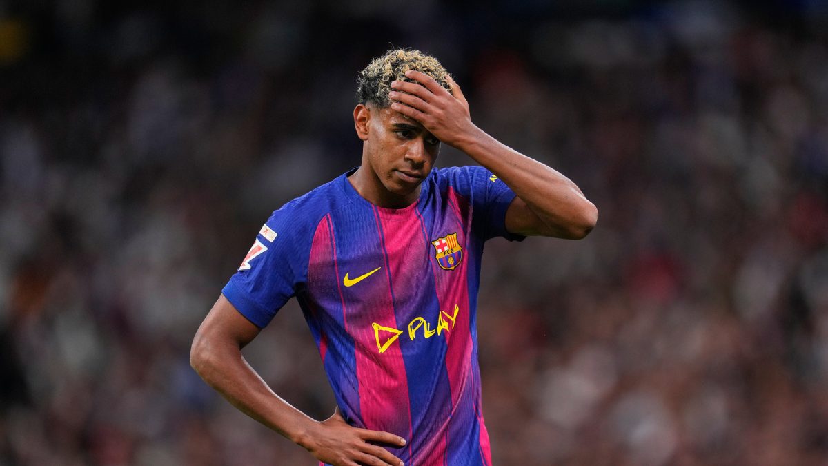 Lamine Yamal durante un partido con el Barcelona