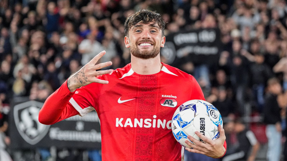 Troy Parrott celebra una gran noche con múltiples goles en el AZ Alkmaar