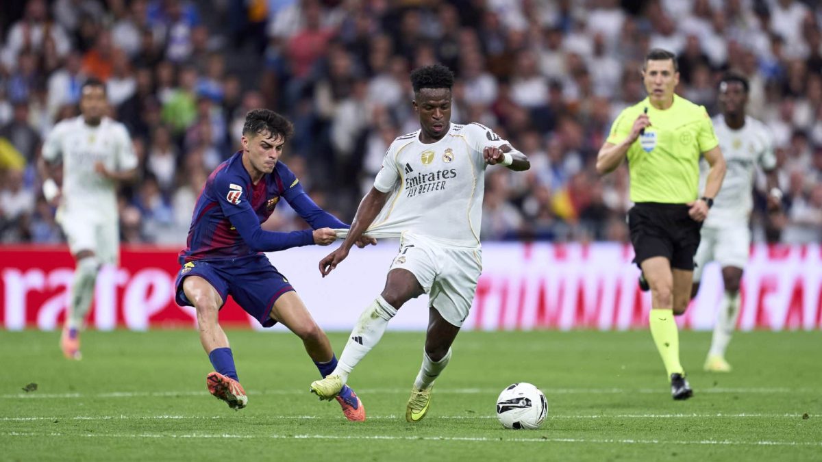 Vinicius y Pedri durante un Real Madrid - FC Barcelona