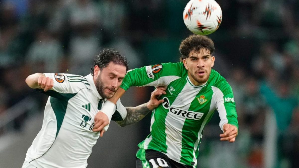 Ez Abde durante un partido europeo con el Real Betis