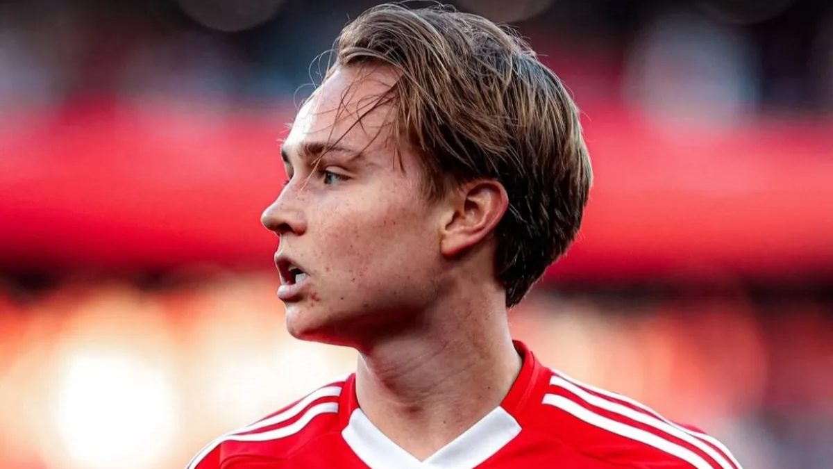 Andreas Schjelderup durante un partido con el Benfica