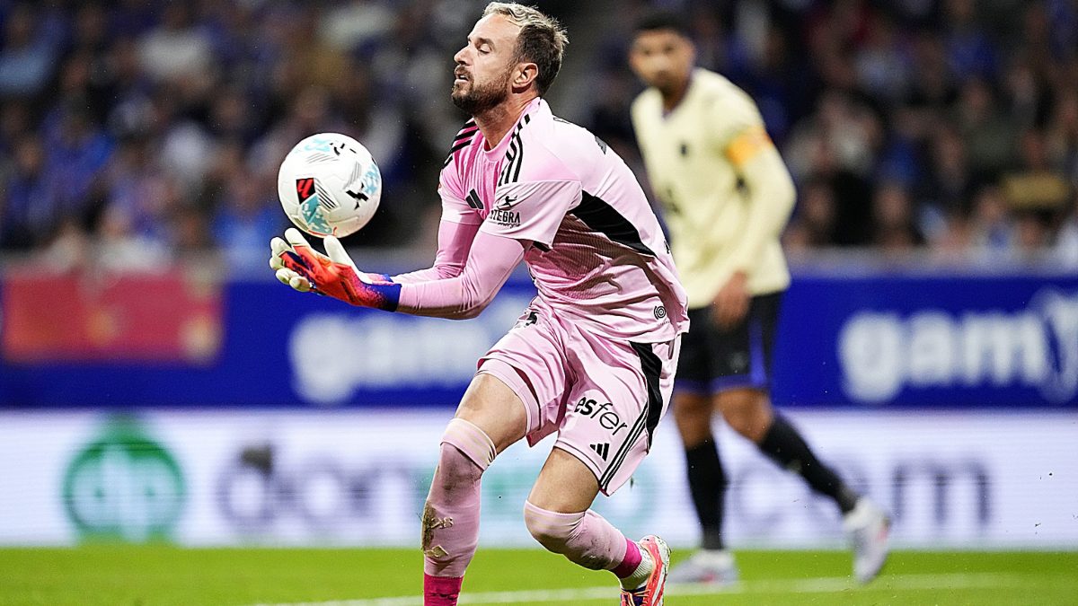 Aarón Escandell ataja un disparo en un Real Oviedo - FC Barcelona