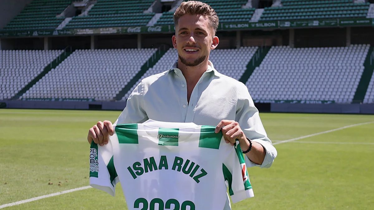Isma Ruiz posa durante su presentación con el Córdoba