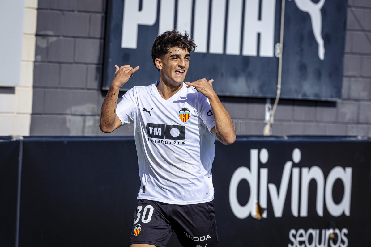 Víctor Jr se queda en el Valencia