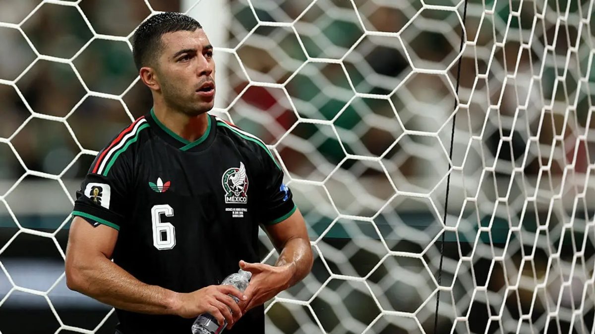 Érik Lira durante un partido con la selección de México