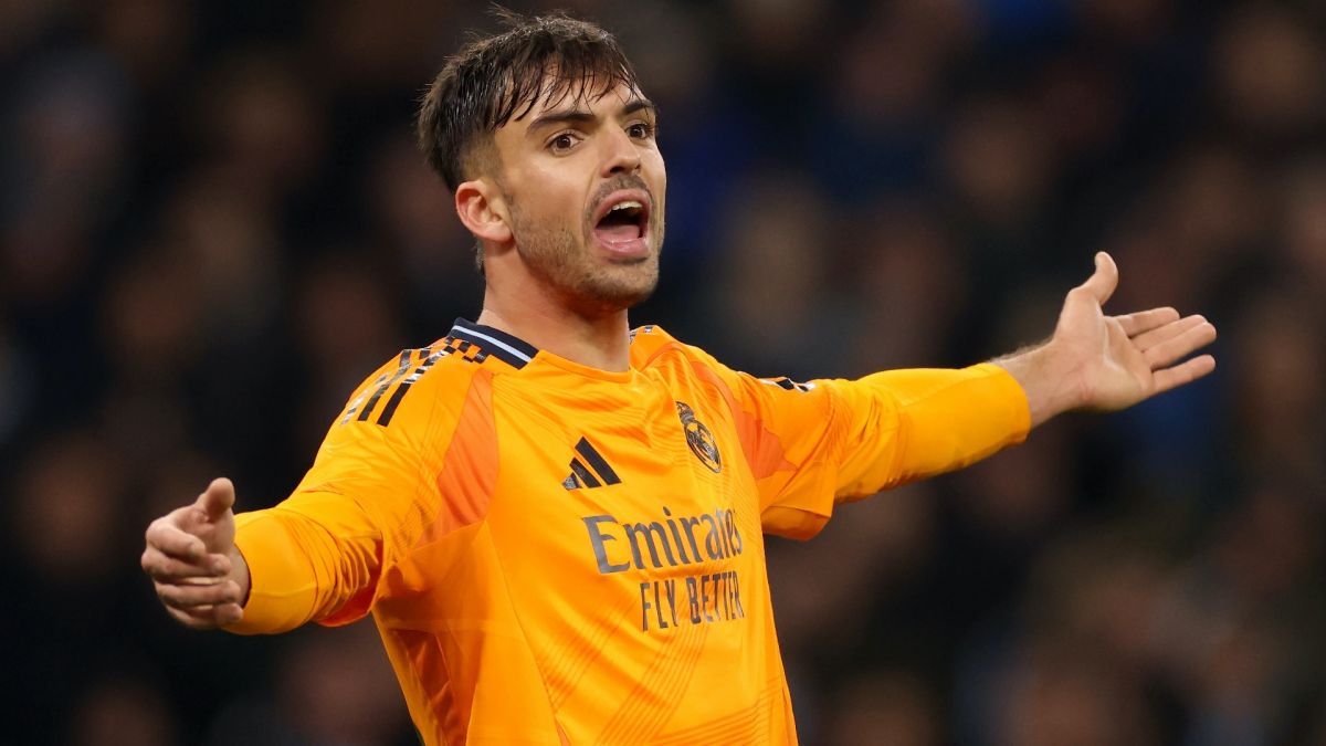 Raúl Asencio durante un partido con el Real Madrid
