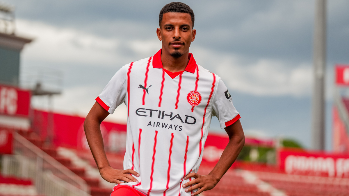 Azzedine Ounahi poses during his presentation with Girona