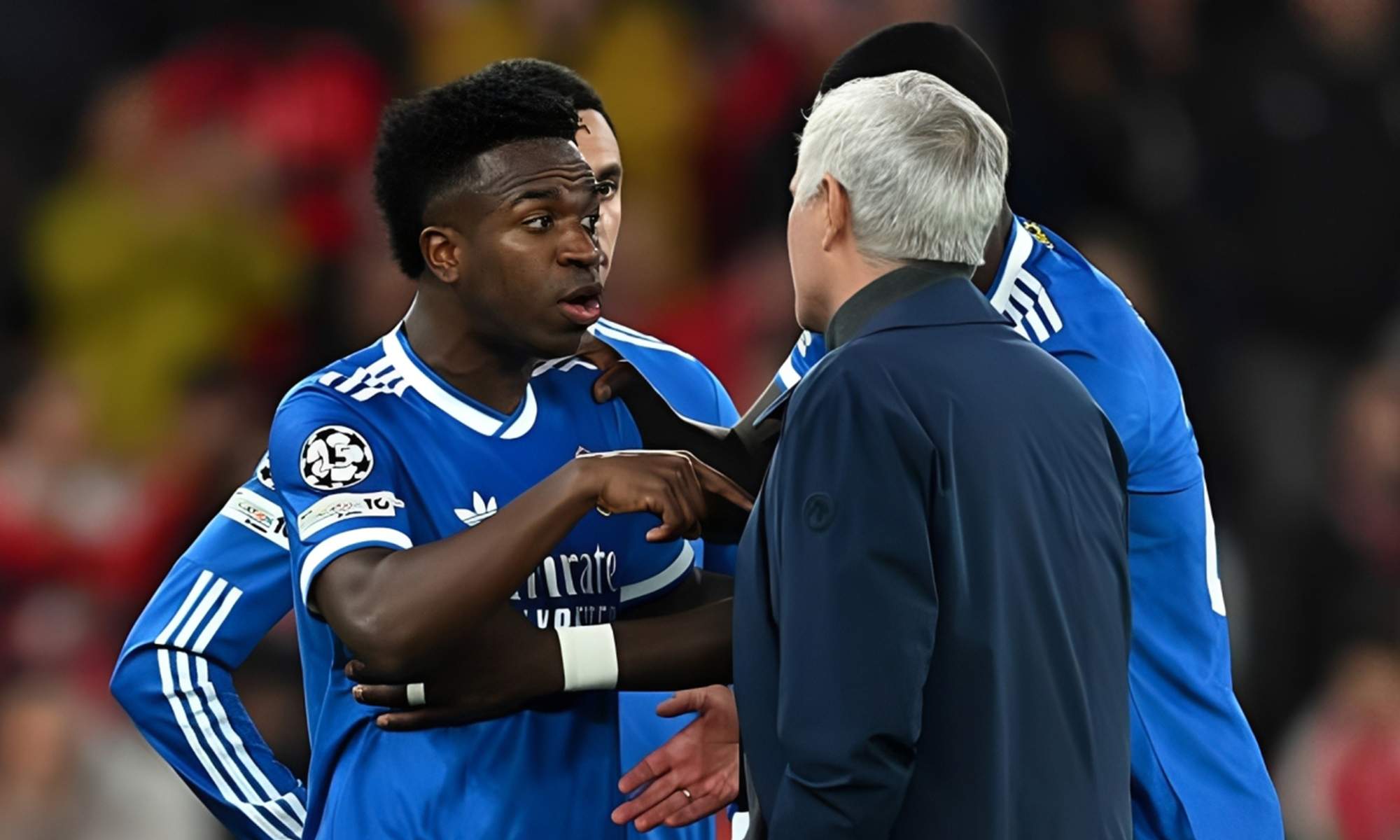 Vinicius y Mourinho charlan en un partido de la Champions entre Real Madrid y Benfica / Getty Images