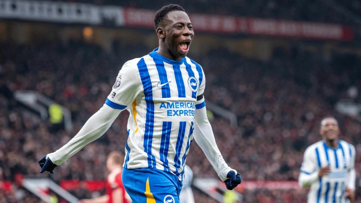 Yankuba Minteh celebra un gol anotado con el Brighton