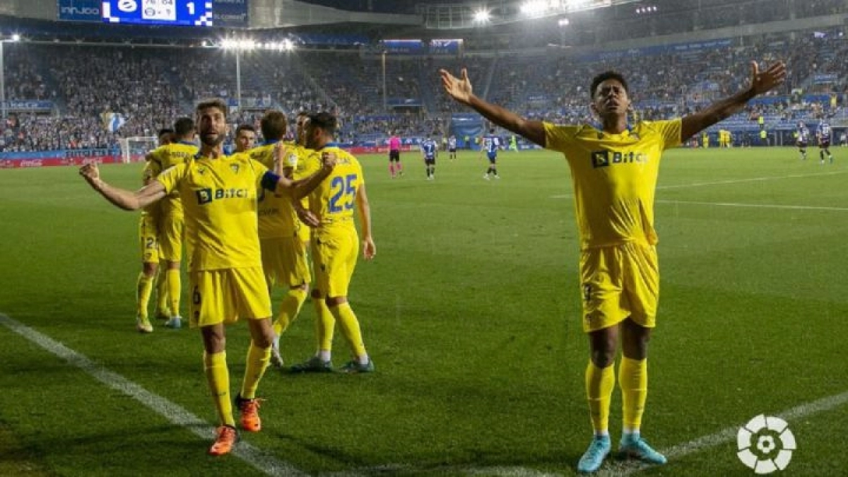 El Choco Lozano celebra el gol de la permanencia en Mendizorroza. Foto: Diario AS