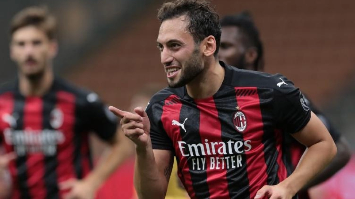"El futuro de Calhanoglu podría tomar un nuevo sentido./ Foto: SoyCalcio"