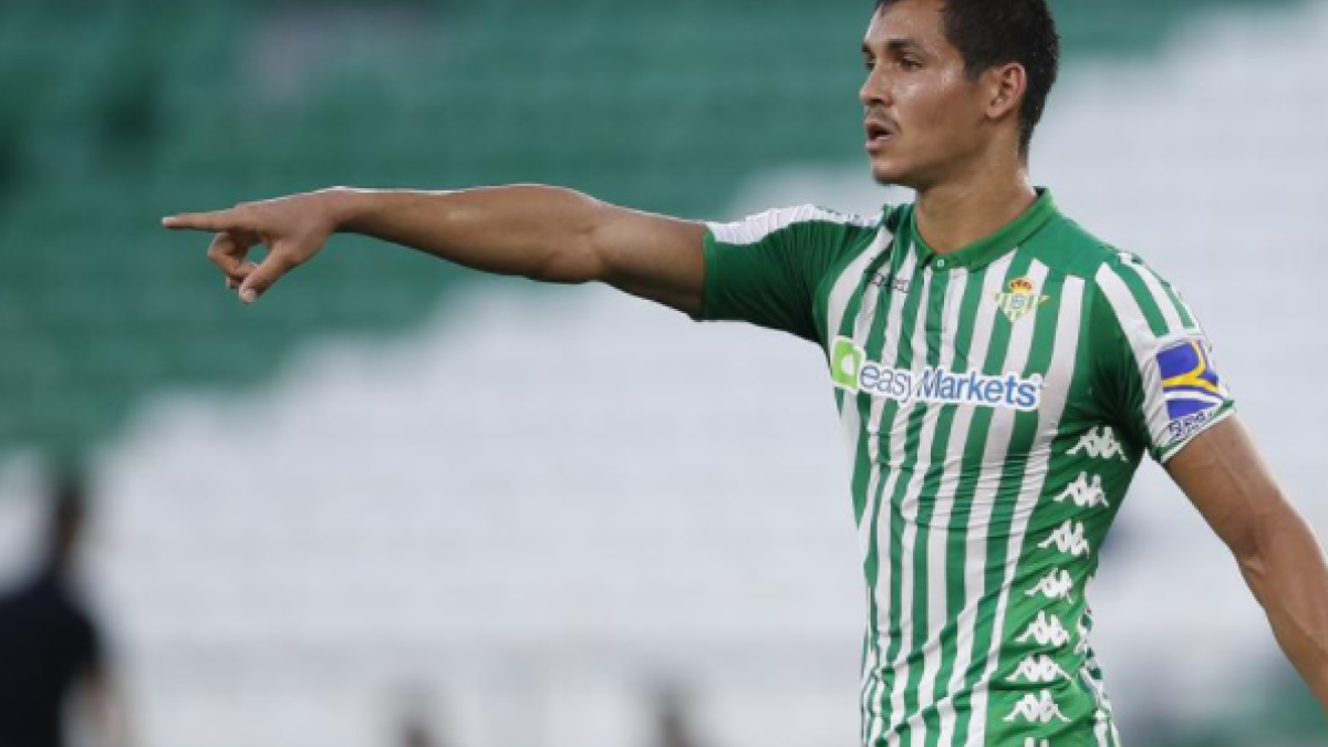 El Real Betis trabaja ya en el recambio de Aissa Mandi y hay elegido "Foto: Mundo Deportivo"