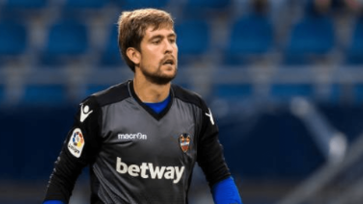 "Betis y Sevilla pasan la primera criba por Aitor Fernández. Foto: Getty Images"